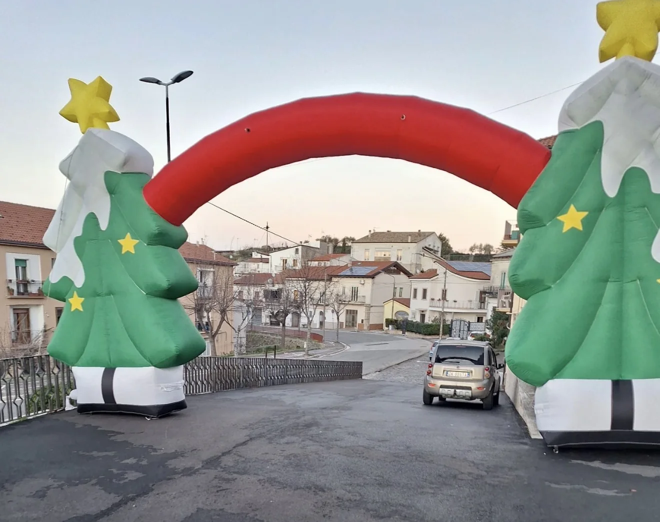 L'arco d'ingresso del villaggio durante il montaggio