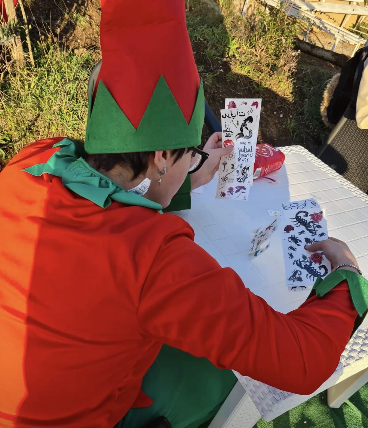 Un'elfa prepara i materiali per i bambini