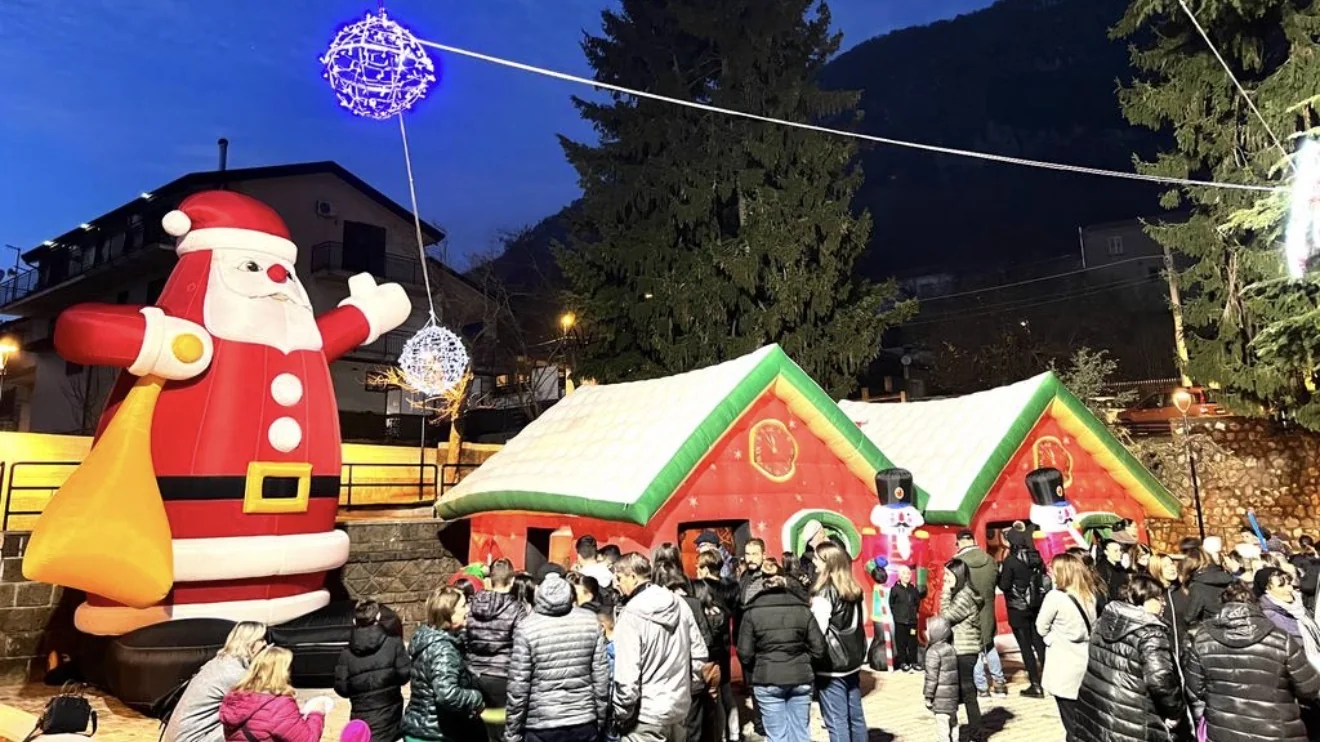 Il villaggio illuminato la sera